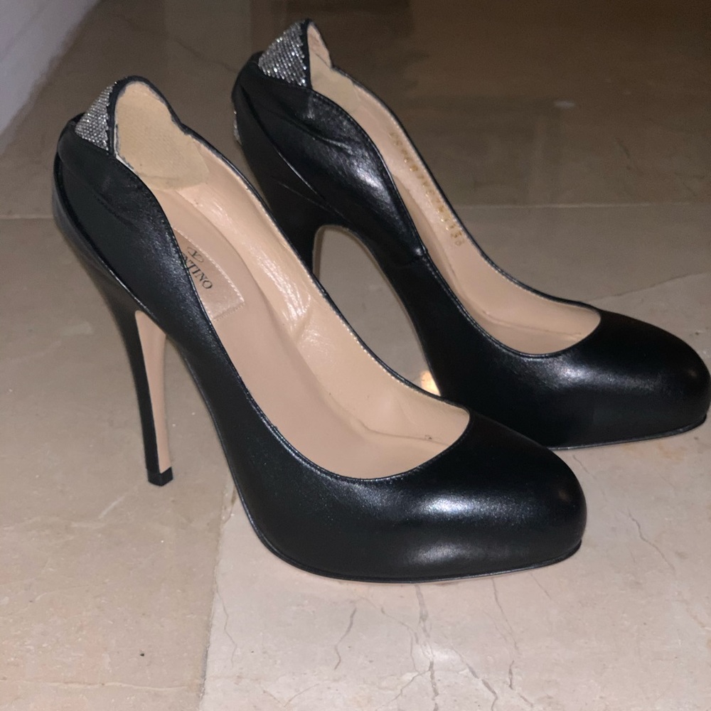 Valentino pumps size 7 Heels black leather